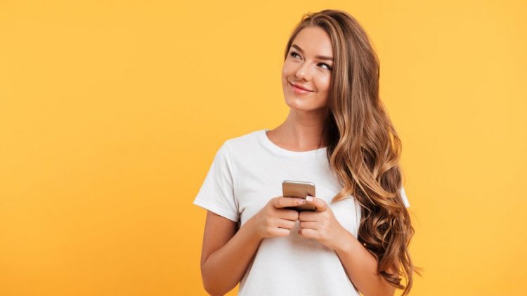 Косметолог объяснила, чем опасна зависимость от смартфона